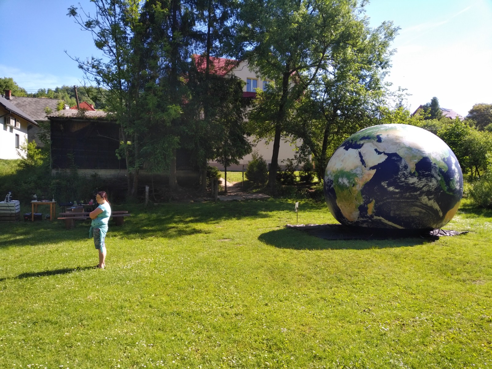 Piknik z modelem planety Ziemia w szkole Montessori.