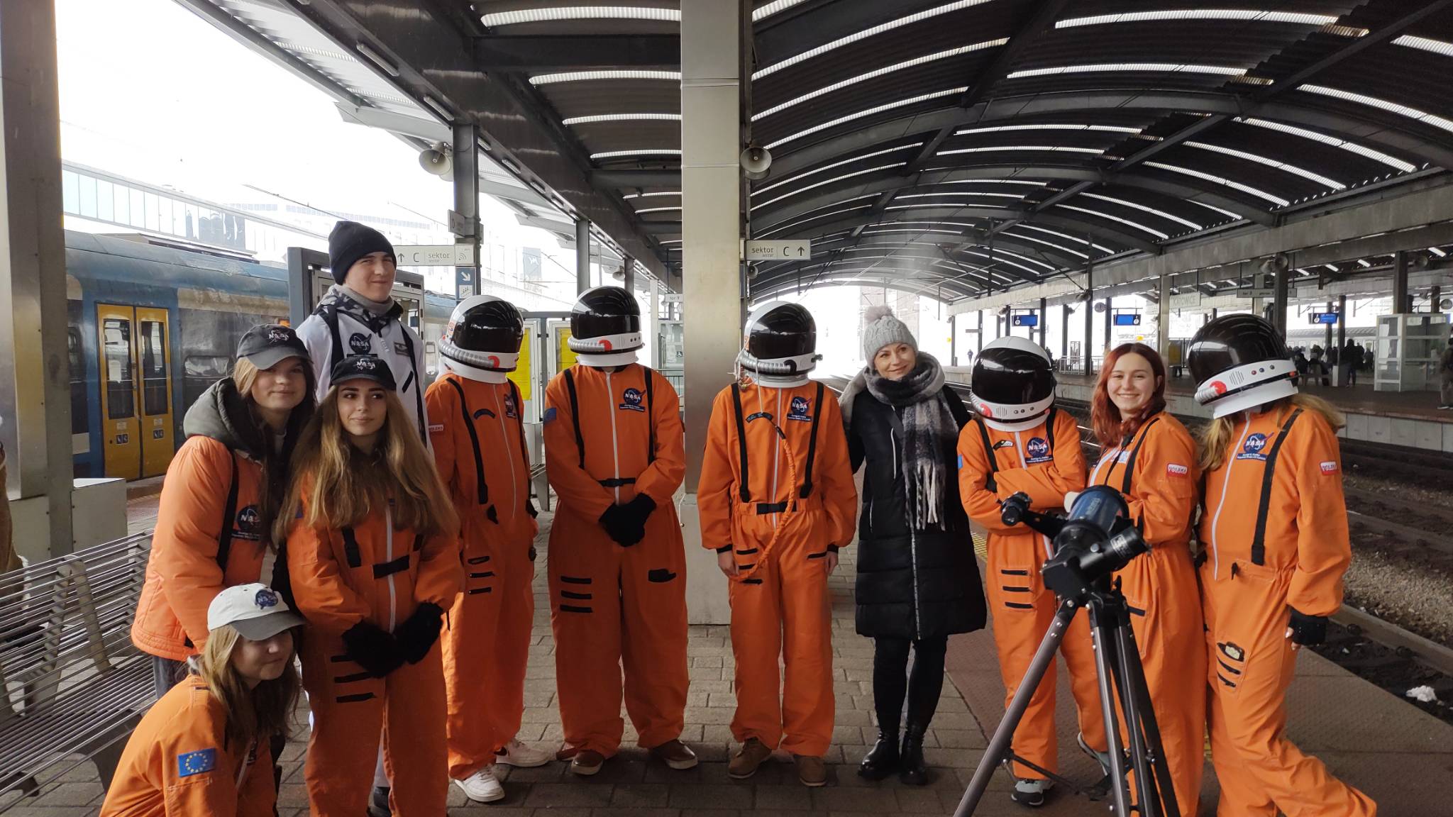Grupa "astronautów" ze Stowarzyszenia POLARIS - OPP na tle pociągu "Niebo nad Beskidami".